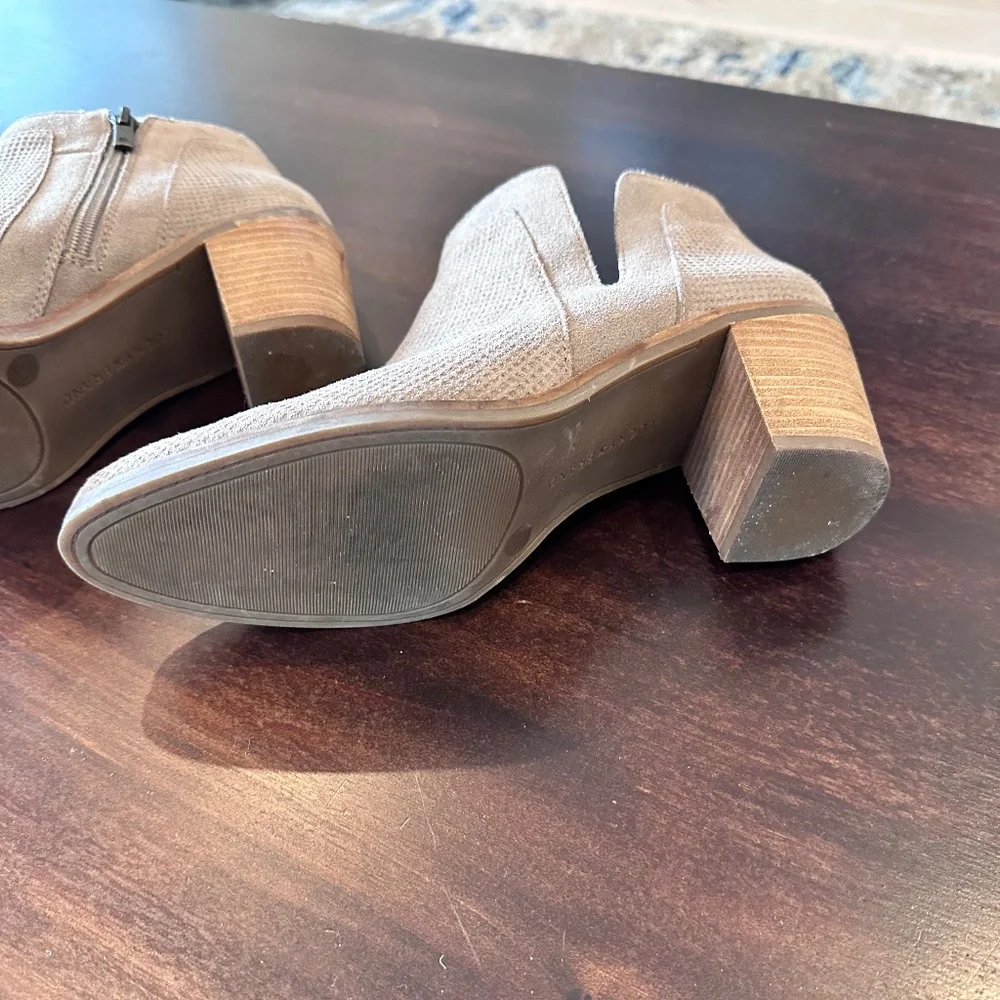 Lucky Brand Ponic Taupe Tan Suede Cutout Block Heel Booties Women Sz 8.5M US/39 - Picture 4 of 6